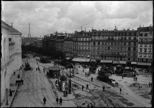 En dehors de l'Exposition : la place de Rennes (actuelle place du 18 juin 1940), avec la gare Montparnasse à gauche (transport en commun hippomobile sur rail, vue 1). La perspective des Invalides prise de l'avenue Nicolas II (vue 2), le Grand Palais (vues 3-5), le Petit Palais (vues 6-9), l'avenue Nicolas II prise du pont Alexandre III (vue 10), le pont Alexandre III (vues 11), les façades des palais sur l'esplanade des Invalides (vues 12-14). Les quais de Seine : le palais de la Ville de Paris et le théâtroscope (vue 15), les pavillons des puissances étrangères (vues 16-30, 56), le Vieux Paris (vues 31-34). Le Champ de Mars : le palais lumineux Ponsin (vue 35), le palais des Mines et de la Métallurgie (vue 36), le palais des Fils, Tissus et Vêtements (vue 37), le palais de l'Electricité (vue 38), le palais du Génie civil et des Moyens de transport (vue 39), la Tour Eiffel (vues 40, 42, 57), le pavillon du Maroc (vue 41). La Seine prise du pont d'Iéna (vue 43). Le parc du Trocadéro : les pavillons algériens (vues 44-48), le palais du Trocadéro et ses jardins (vues 49-51), le pavillon de la Sibérie (vue 52), vue d'ensemble en direction du Champ de Mars (vue 53), le pavillon officiel du Transvaal (vue 54). L'annexe de Vincennes : caserne de secours allemande (vue 55).